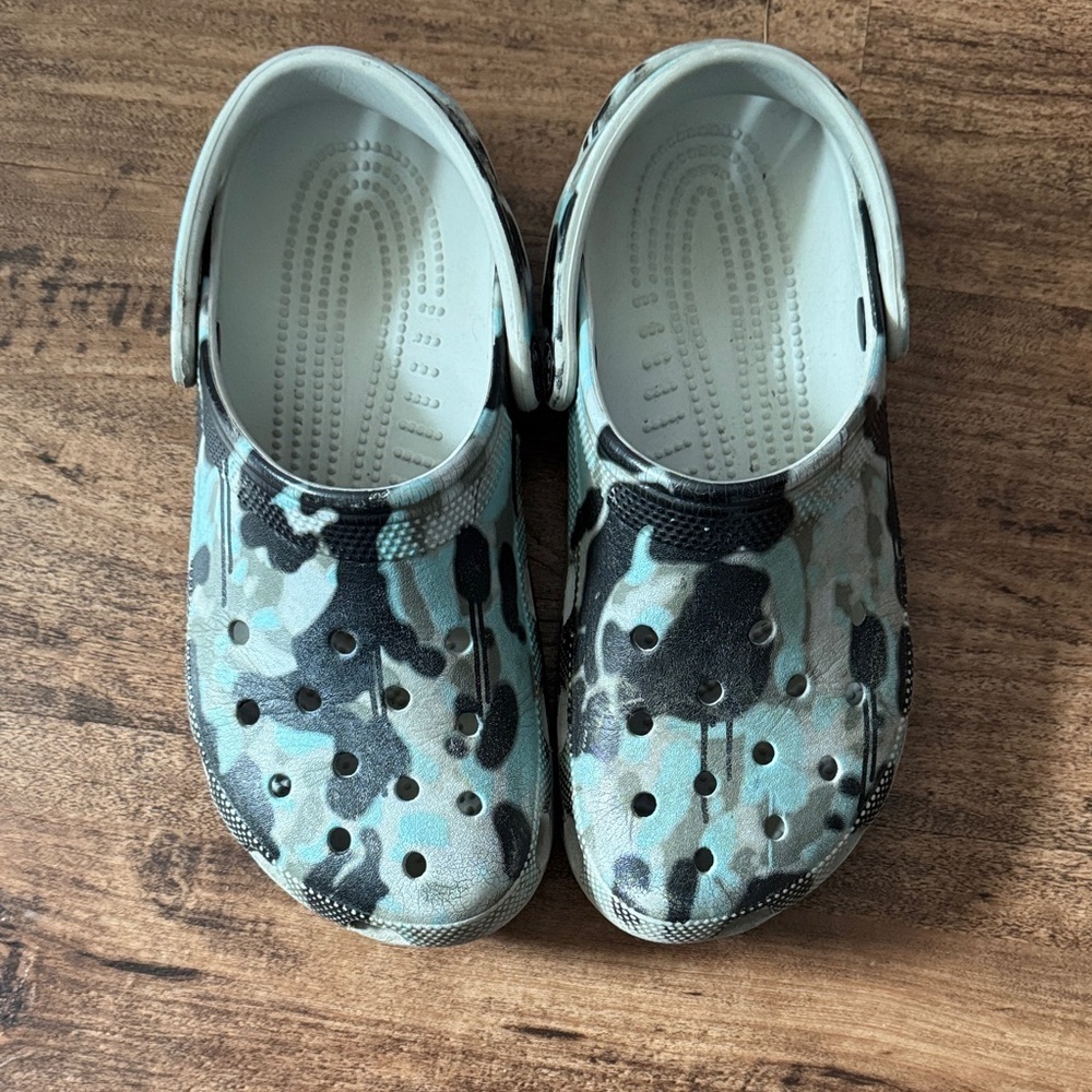 Camo Clogs size men’s 7 or women’s 9